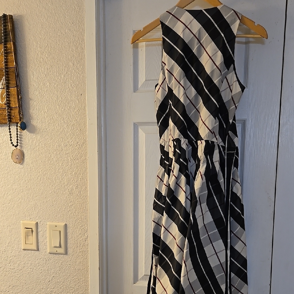 Lauren Ralph Lauren Black and White Sleeveless V-neck Sheath Dress - Picture 3 of 6